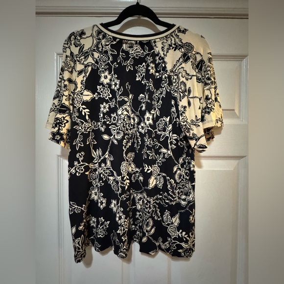 Johnny Was
The Janie Favorite Flutter-Sleeve Top NWT - Picture 7 of 9